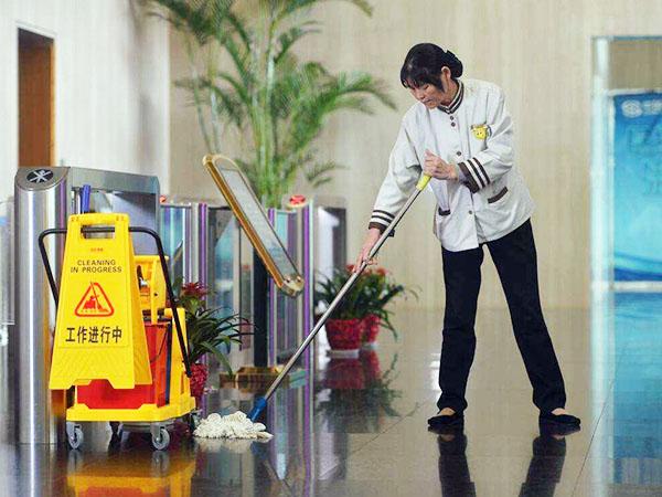 為什么現(xiàn)在很多企業(yè)保潔選擇托管，而不是自招呢？